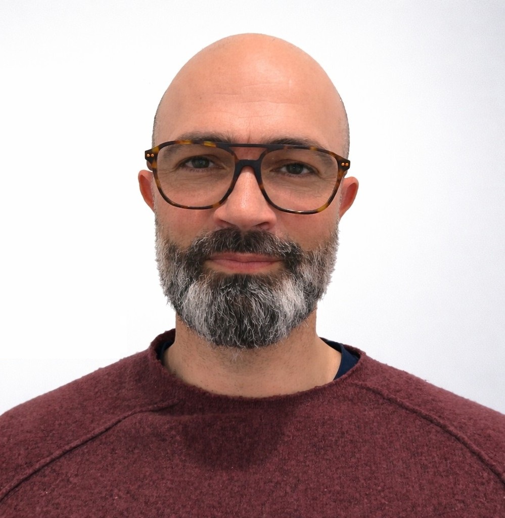 Portrait provisoire — à remplacer par une vraie photo de Nicolas en atelier